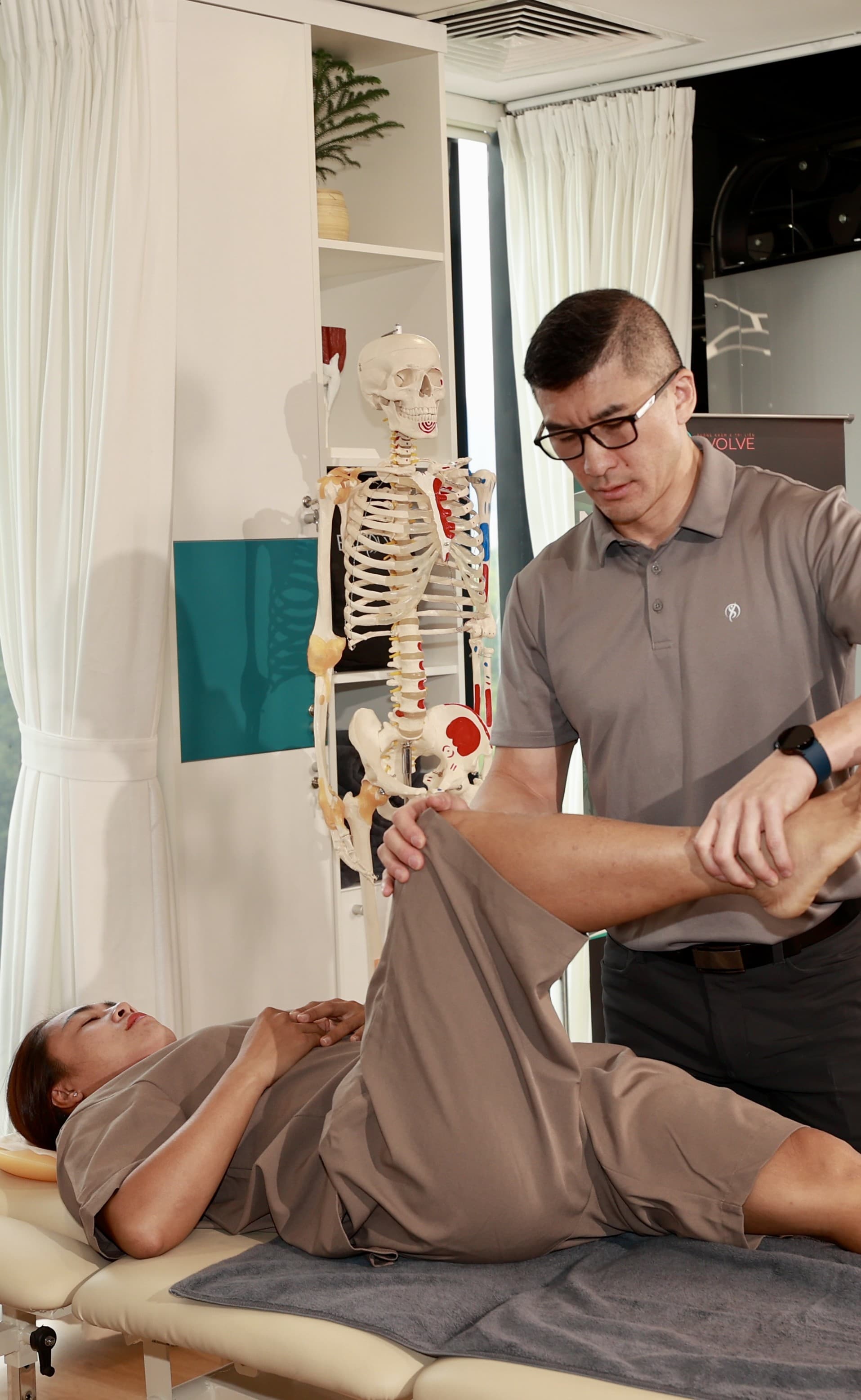 Practitioner and client discussing treatment with nutrition supplements